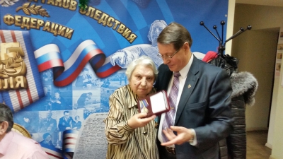 Вручение награды ветерану С.А.Саркисовой  